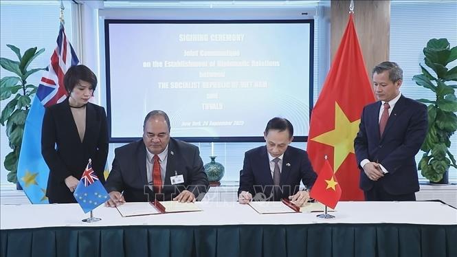 Acting Minister of Foreign Affairs of Vietnam Le Hoai Trung and Tuvaluan Minister of Foreign Affairs, Labour, and Trade Paulson Panapa sign a joint communiqué on the establishment of diplomatic relations between the two countries. VNA Photo: Thanh Tuấn