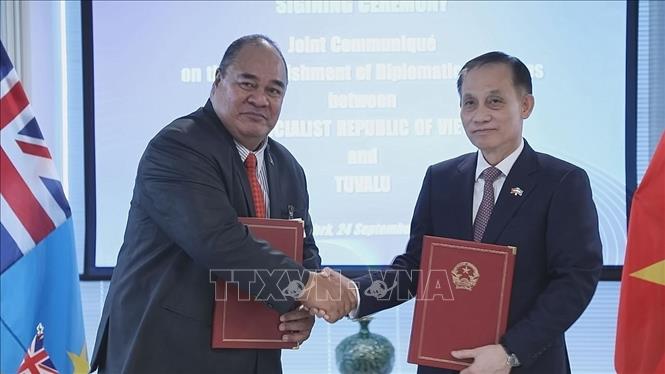 Acting Minister of Foreign Affairs of Vietnam Le Hoai Trung and Tuvaluan Minister of Foreign Affairs, Labour, and Trade Paulson Panapa sign a joint communiqué on the establishment of diplomatic relations between the two countries. VNA Photo: Thanh Tuấn