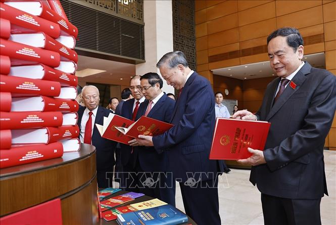 Tổng Bí thư Tô Lâm và các đồng chí Lãnh đạo, nguyên Lãnh đạo Đảng, Nhà nước xem trưng bày ấn phẩm Hiến pháp tại Đại hội. Ảnh: Doãn Tấn-TTXVN