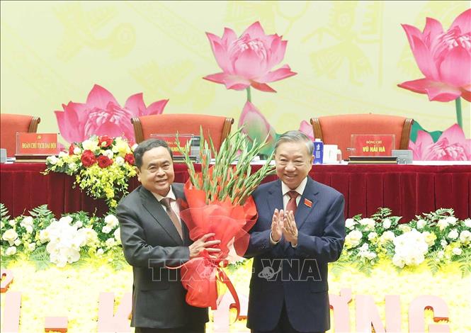 Tổng Bí thư Tô Lâm tặng hoa chúc mừng Đại hội Ảnh: Thống Nhất – TTXVN