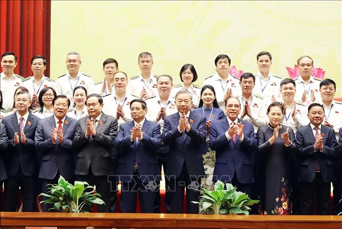 Tổng Bí thư Tô Lâm và các đồng chí Lãnh đạo, nguyên Lãnh đạo Đảng, Nhà nước chụp ảnh chung với các đại biểu. Ảnh: Thống Nhất - TTXVN