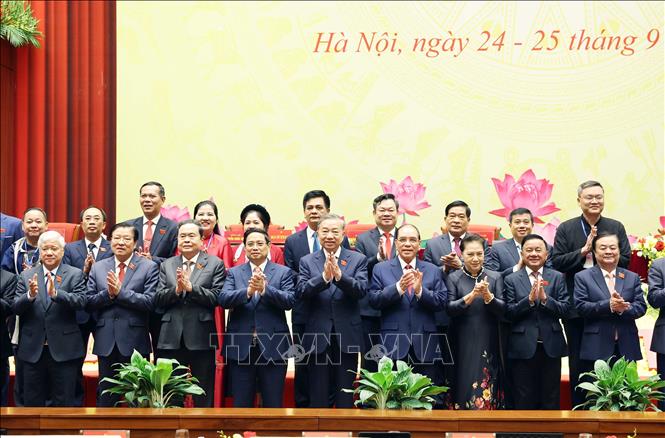 Tổng Bí thư Tô Lâm và các đồng chí Lãnh đạo, nguyên Lãnh đạo Đảng, Nhà nước chụp ảnh chung với các đại biểu. Ảnh: Thống Nhất - TTXVN
