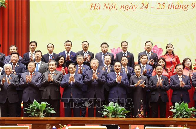Tổng Bí thư Tô Lâm và các đồng chí Lãnh đạo, nguyên Lãnh đạo Đảng, Nhà nước chụp ảnh chung với các đại biểu. Ảnh: Thống Nhất - TTXVN