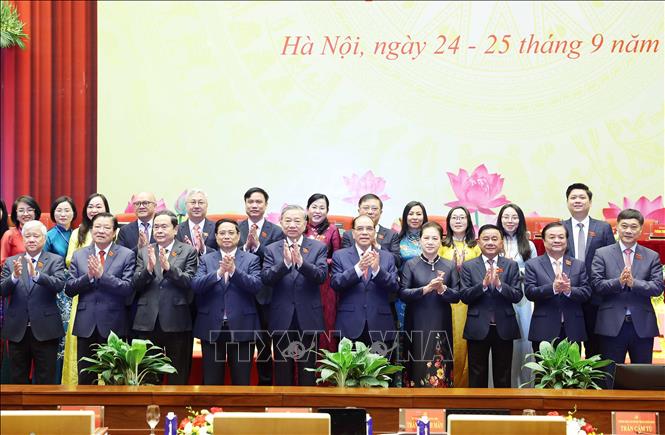 Tổng Bí thư Tô Lâm và các đồng chí Lãnh đạo, nguyên Lãnh đạo Đảng, Nhà nước chụp ảnh chung với các đại biểu. Ảnh: Thống Nhất - TTXVN