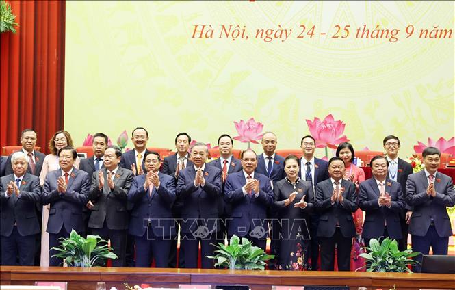Tổng Bí thư Tô Lâm và các đồng chí Lãnh đạo, nguyên Lãnh đạo Đảng, Nhà nước chụp ảnh chung với các đại biểu. Ảnh: Thống Nhất - TTXVN