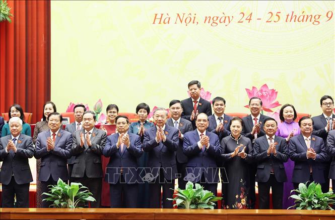 Tổng Bí thư Tô Lâm và các đồng chí Lãnh đạo, nguyên Lãnh đạo Đảng, Nhà nước chụp ảnh chung với các đại biểu. Ảnh: Thống Nhất - TTXVN