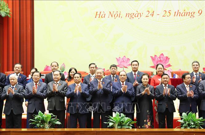Tổng Bí thư Tô Lâm và các đồng chí Lãnh đạo, nguyên Lãnh đạo Đảng, Nhà nước chụp ảnh chung với các đại biểu. Ảnh: Thống Nhất - TTXVN