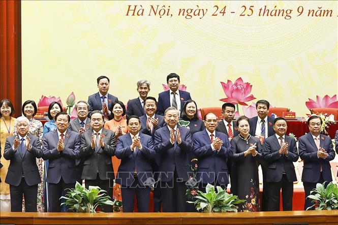 Tổng Bí thư Tô Lâm và các đồng chí Lãnh đạo, nguyên Lãnh đạo Đảng, Nhà nước với đại biểu. Ảnh: Doãn Tấn - TTXVN