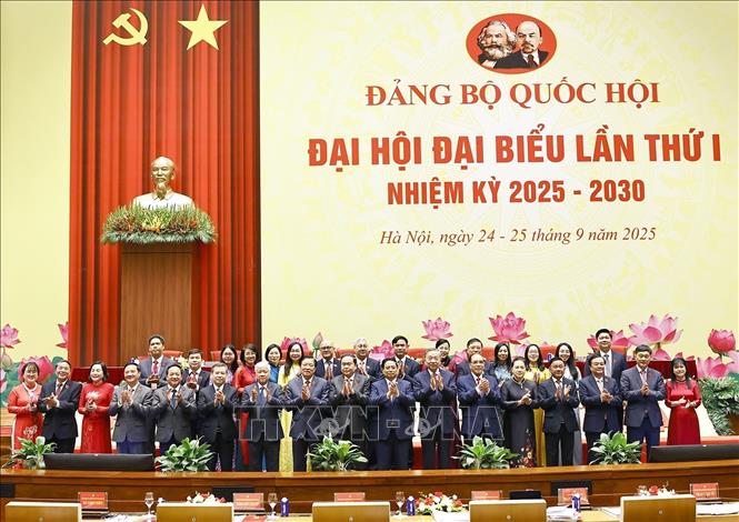 Tổng Bí thư Tô Lâm và các đồng chí Lãnh đạo, nguyên Lãnh đạo Đảng, Nhà nước với đại biểu. Ảnh: Doãn Tấn - TTXVN