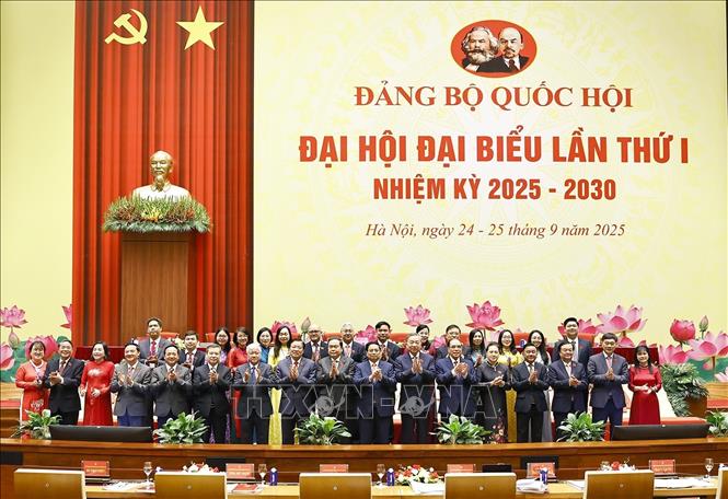 Tổng Bí thư Tô Lâm và các đồng chí Lãnh đạo, nguyên Lãnh đạo Đảng, Nhà nước với đại biểu. Ảnh: Doãn Tấn - TTXVN