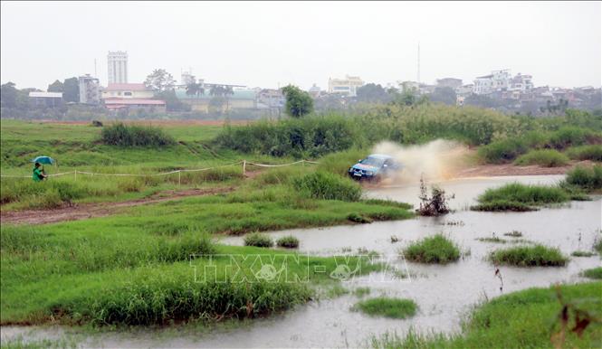 Các đội đua mang đến cho khán giả những màn đua xe hấp dẫn, kịch tính. Ảnh: Quang Cường - TTXVN