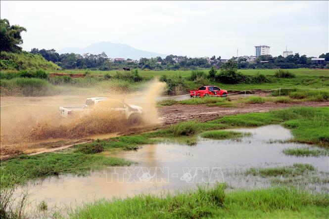 Các đội đua mang đến cho khán giả những màn đua xe hấp dẫn, kịch tính. Ảnh: Quang Cường - TTXVN