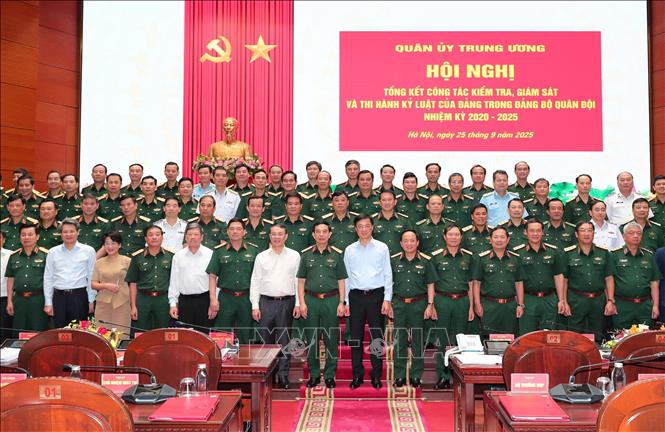 Các đại biểu dự hội nghị chụp ảnh lưu niệm. Ảnh: Trọng Đức - TTXVN