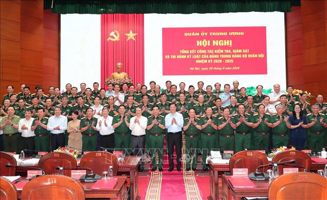 Các đại biểu dự hội nghị chụp ảnh lưu niệm. Ảnh: Trọng Đức - TTXVN