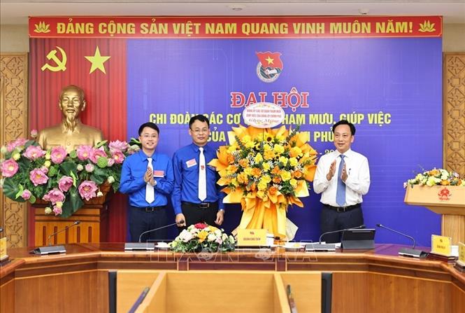 Đồng chí Lại Xuân Lâm, Phó Bí thư Đảng ủy Chính phủ chúc mừng Đại hội. Ảnh: Minh Đức – TTXVN