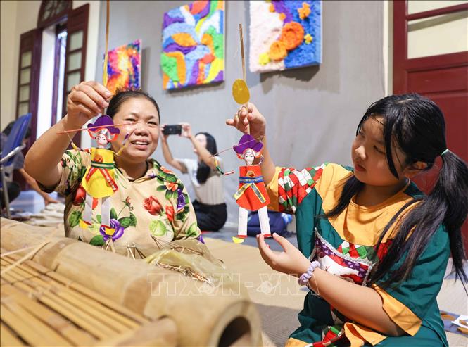 Thiếu nhi trải nghiệm không gian giới thiệu đồ chơi Trung thu truyền thống. Ảnh: Thanh Tùng - TTXVN 
