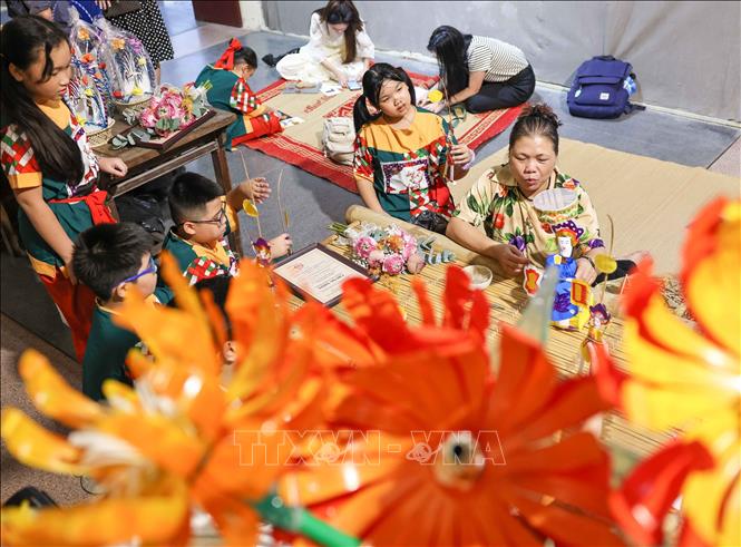 Thiếu nhi trải nghiệm không gian giới thiệu đồ chơi Trung thu truyền thống, tham gia các hoạt động làm đèn ông sao, đèn kéo quân, tiến sĩ giấy, chuồn chuồn tre…Ảnh: Thanh Tùng - TTXVN 