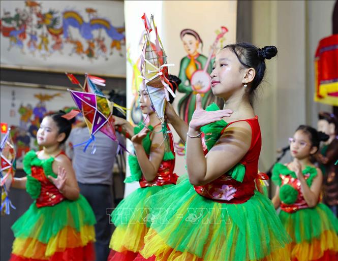 Thiếu nhi vui hát múa cùng đèn ông sao trong lễ khai mạc. Ảnh: Thanh Tùng - TTXVN