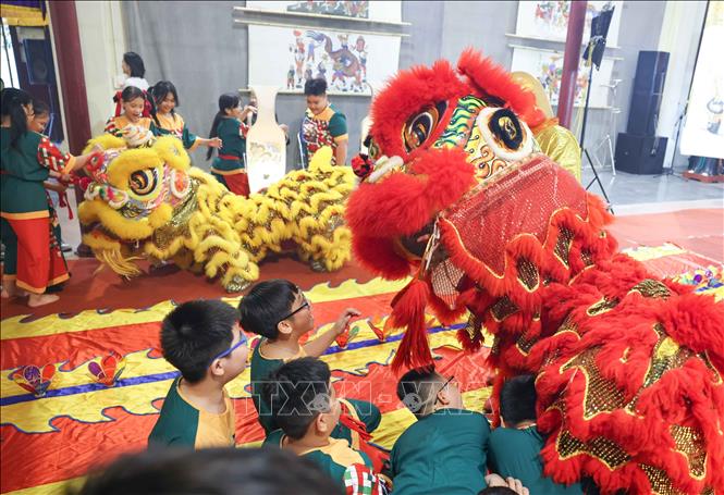 Hoạt động tết Trung thu tại phố cổ Hà Nội là sự kiện thường niên được nhiều em nhỏ yêu thích. Ảnh: Thanh Tùng - TTXVN 