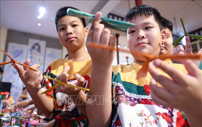 Hoạt động tết Trung thu tại phố cổ Hà Nội là sự kiện thường niên được nhiều em nhỏ yêu thích. Ảnh: Thanh Tùng - TTXVN