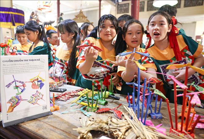 Hoạt động tết Trung thu tại phố cổ Hà Nội là sự kiện thường niên được nhiều em nhỏ yêu thích. Ảnh: Thanh Tùng - TTXVN
