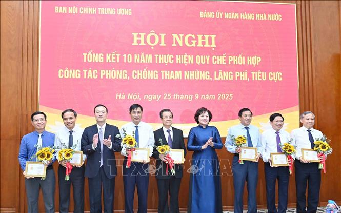 Đồng chí Nguyễn Thị Hồng, Uỷ viên Trung ương Đảng, Thống đốc Ngân hàng Nhà nước Việt Nam trao Kỷ niệm chương 