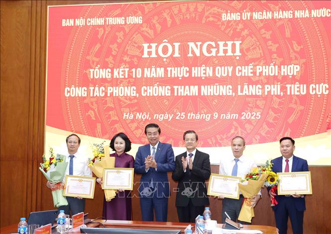 Đồng chí Võ Văn Dũng, Uỷ viên Trung ương Đảng, Phó Trưởng Ban Thường trực Ban Nội chính Trung ương trao Bằng khen của Ban Nội chính Trung ương cho các tập thể, cá nhân tiêu biểu. Ảnh: Phương Hoa - TTXVN
