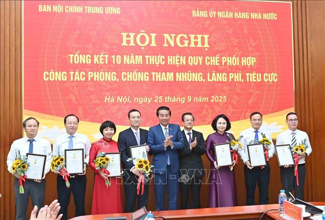 Đồng chí Võ Văn Dũng, Uỷ viên Trung ương Đảng, Phó Trưởng Ban Thường trực Ban Nội chính Trung ương trao Kỷ niệm chương 
