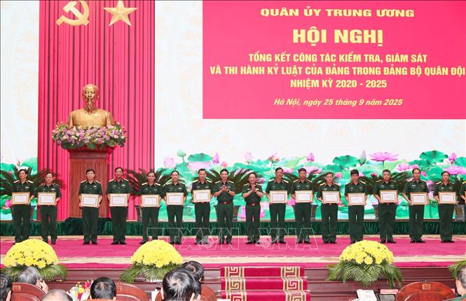 Đại tướng Phan Văn Giang, Bộ trưởng Bộ Quốc phòng và Đại tướng Trịnh Văn Quyết, Chủ nhiệm Tổng cục Chính trị QĐND Việt Nam trao Bằng khen của Quân ủy TW cho các tập thể. Ảnh: Trọng Đức - TTXVN