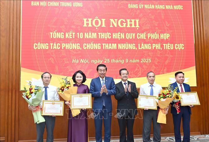 Đồng chí Võ Văn Dũng, Uỷ viên Trung ương Đảng, Phó Trưởng Ban Thường trực Ban Nội chính Trung ương trao Bằng khen của Ban Nội chính Trung ương cho các tập thể, cá nhân tiêu biểu. Ảnh: Phương Hoa - TTXVN
