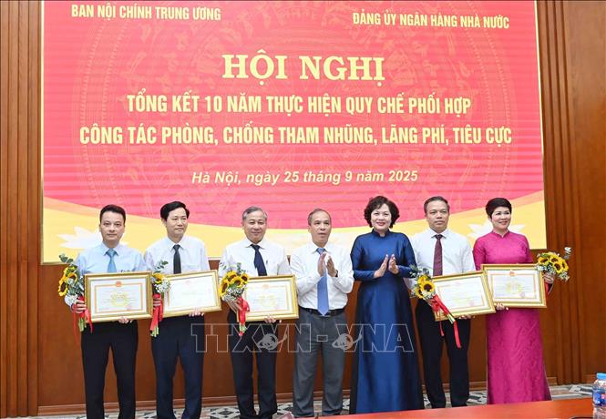 Đồng chí Nguyễn Thị Hồng, Uỷ viên Trung ương Đảng, Thống đốc Ngân hàng Nhà nước Việt Nam trao Bằng khen cho các tập thể, cá nhân tiêu biểu. Ảnh: Phương Hoa - TTXVN