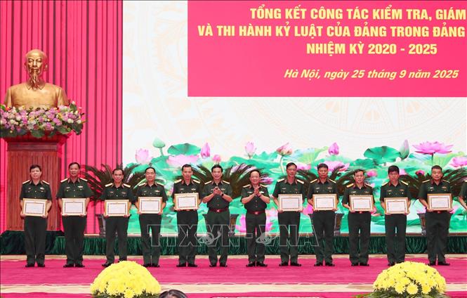 Đại tướng Phan Văn Giang, Bộ trưởng Bộ Quốc phòng và Đại tướng Trịnh Văn Quyết, Chủ nhiệm Tổng cục Chính trị QĐND Việt Nam trao Bằng khen của Quân ủy TW cho các tập thể. Ảnh: Trọng Đức - TTXVN