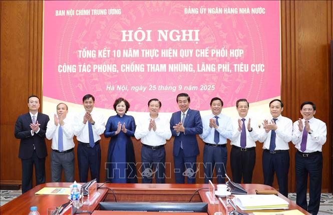 Các đồng chí lãnh đạo Ban Nội chính Trung ương và Ngân hàng Nhà nước Việt Nam tại hội nghị. Ảnh: Phương Hoa - TTXVN