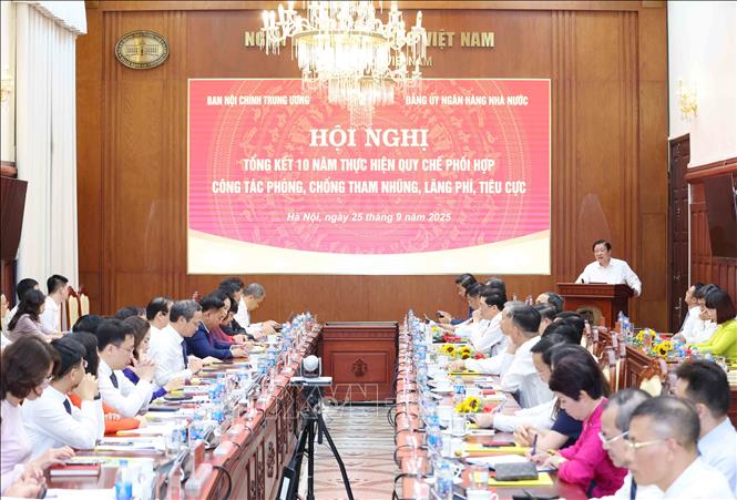 Đồng chí Phan Đình Trạc, Uỷ viên Bộ Chính trị, Bí thư Trung ương Đảng, Trưởng Ban Nội chính Trung ương phát biểu chỉ đạo hội nghị. Ảnh: Phương Hoa - TTXVN