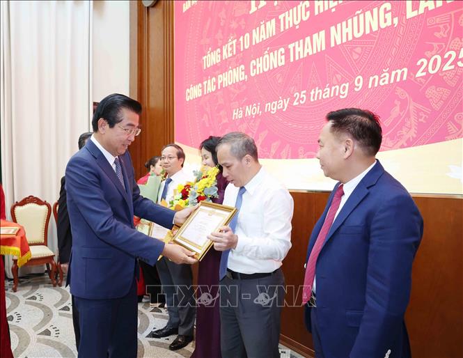 Đồng chí Võ Văn Dũng, Uỷ viên Trung ương Đảng, Phó Trưởng Ban Thường trực Ban Nội chính Trung ương trao Bằng khen của Ban Nội chính Trung ương cho các tập thể, cá nhân tiêu biểu. Ảnh: Phương Hoa - TTXVN