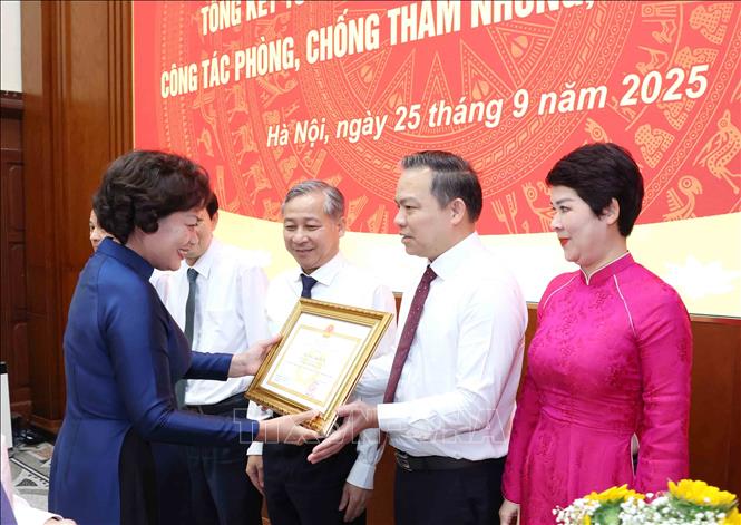 Đồng chí Nguyễn Thị Hồng, Uỷ viên Trung ương Đảng, Thống đốc Ngân hàng Nhà nước Việt Nam trao Bằng khen cho các tập thể, cá nhân tiêu biểu. Ảnh: Phương Hoa - TTXVN