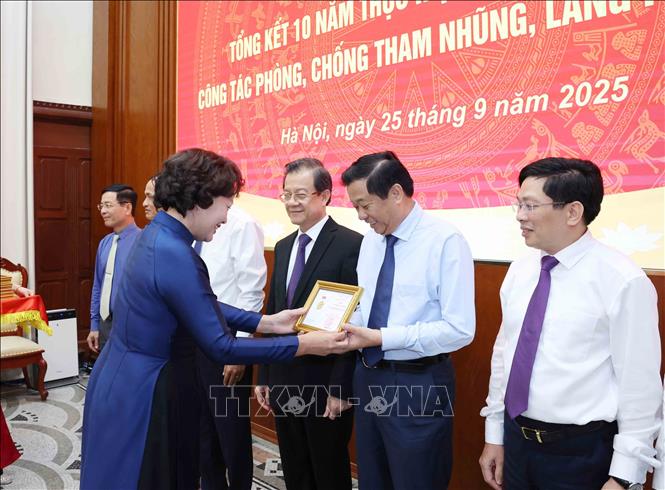 Đồng chí Nguyễn Thị Hồng, Uỷ viên Trung ương Đảng, Thống đốc Ngân hàng Nhà nước Việt Nam trao Kỷ niệm chương 