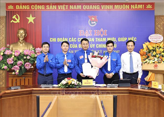 Ra mắt Ban chấp hành Chi đoàn các cơ quan tham mưu giúp việc của Đảng ủy Chính phủ lần thứ nhất, nhiệm kỳ 2025-2027. Ảnh: Minh Đức - TTXVN