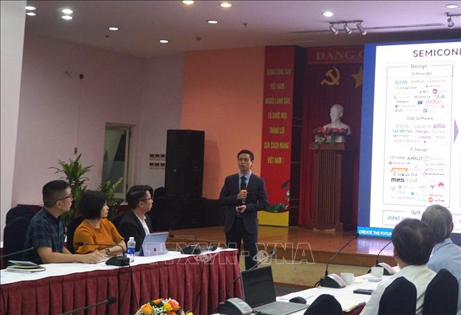 Chuyên gia trao đổi tại hội thảo. Ảnh: Thu Hoài - TTXVN