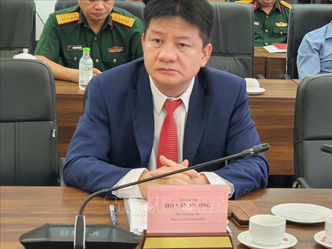 Thiếu tướng Hồ Văn Hương, Phó trưởng Ban Cơ yếu Chính phủ dự Tọa đàm với chủ đề “ Bảo mật dữ liệu và an ninh mạng trong kỷ nguyên vươn mình của dân tộc ”. Ảnh: Nguyễn Trọng Lịch - TTXVN