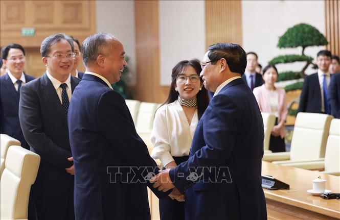 Prime Minister Pham Minh Chinh welcomes Lin Wu, Secretary of China's Shandong Provincial Party Committee. VNA Photo: Dương Giang