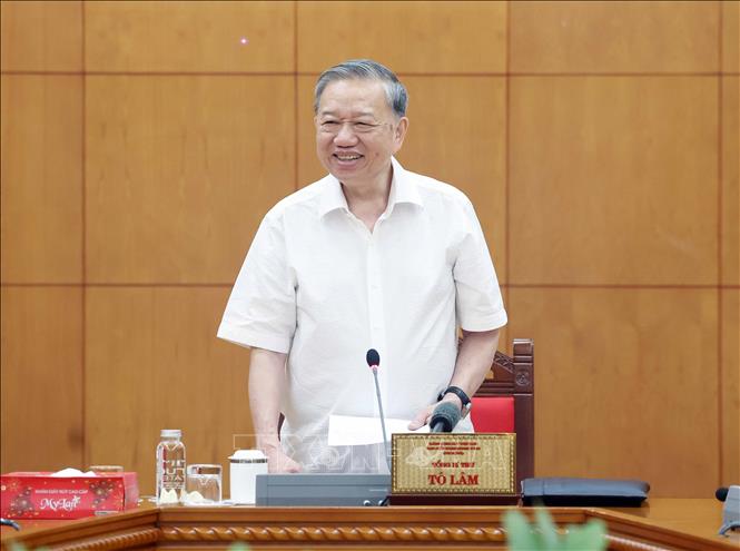 Party General Secretary To Lam chairs the working session. VNA Photo: Thống Nhất