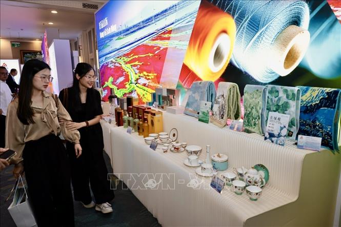 The event features an exhibition of Shandong province's products. VNA Photo: Trần Việt