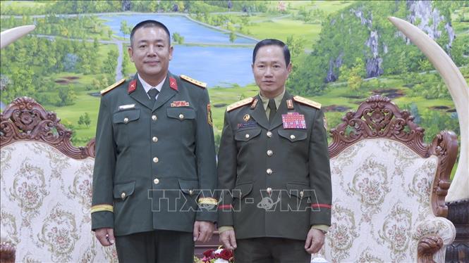 Colonel Phan Huu Thang and Lao Minister of National Defence Senior Lieutanent General Khamlieng Outhakaysone. VNA Photo: Bá Thành
