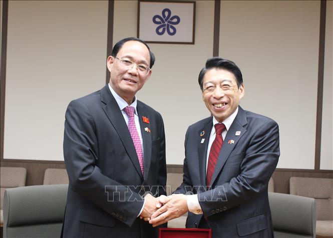 Phó Chủ tịch Quốc hội Trần Quang Phương (trái) và Thống đốc tỉnh Fukuoka Hattori Seitaro. Ảnh: Phạm Tuân - PV TTXVN tại Nhật Bản
