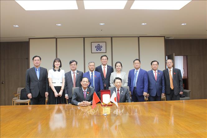 Đoàn đại biểu Quốc hội Việt Nam chụp ảnh lưu niệm cùng đại diện Chính quyền tỉnh Fukuoka. Ảnh: Nguyễn Tuyến - PV TTXVN tại Nhật Bản