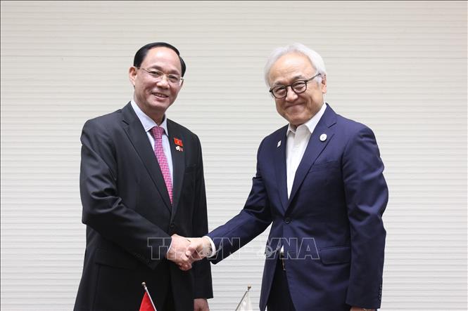 Phó Chủ tịch Quốc hội Trần Quang Phương (trái) và Chủ tịch Hội đồng nghị sĩ tỉnh Fukuoka Kurauchi Isao. Ảnh: Nguyễn Tuyến - PV TTXVN tại Nhật Bản