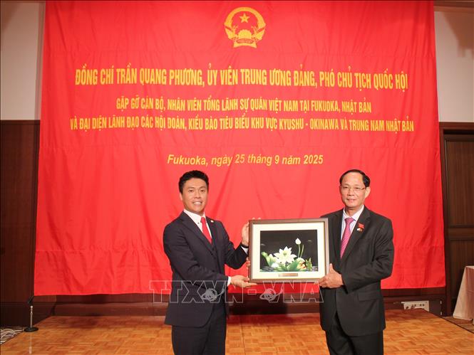 Phó Chủ tịch Quốc hội Trần Quang Phương tặng quà lưu niệm cho đại diện cộng đồng người Việt Nam ở khu vực phía Nam Nhật Bản. Ảnh: Phạm Tuân - PV TTXVN tại Nhật Bản