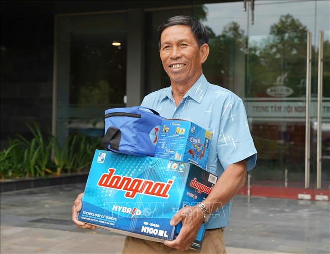 Ngư dân phấn khởi với phần quà thiết thực từ chương trình. Ảnh: Đình Quân-TTXVN   