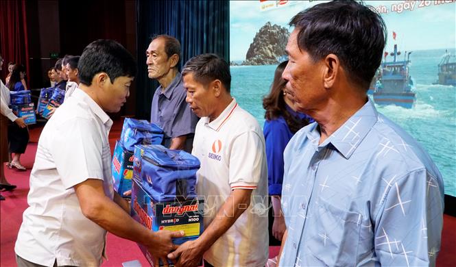 Ban tổ chức trao quà cho ngư dân. Ảnh: Đình Quân-TTXVN                                        